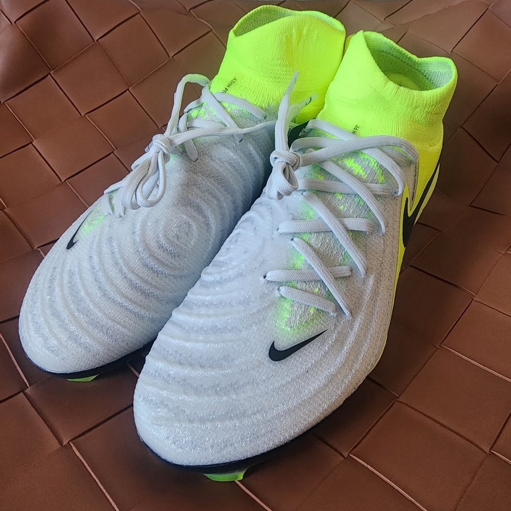 Nike Phantom Luna 2 Elote FG Soccer Cleats